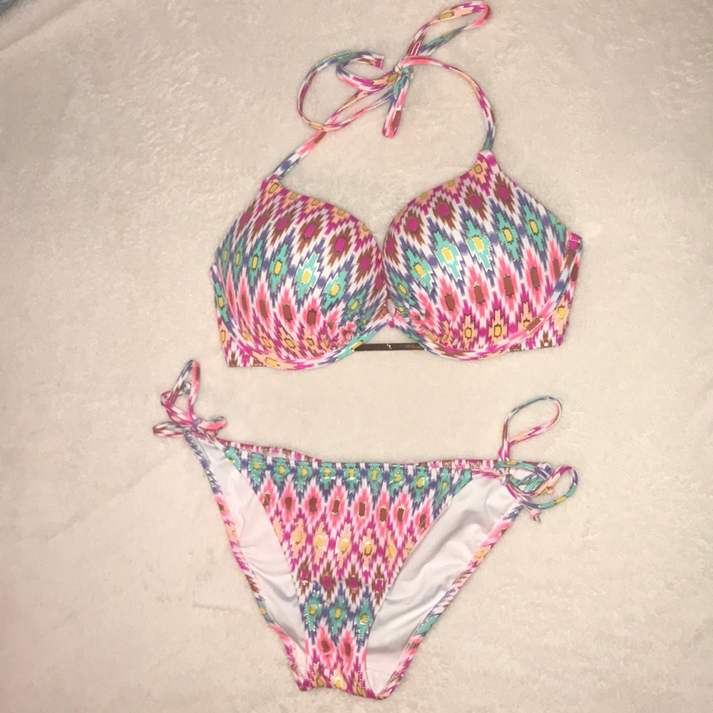 Victoria’s Secret bombshell halter bikini